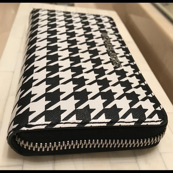Michael Kors Handbags - NWOT Michael Kors houndstooth wristlet